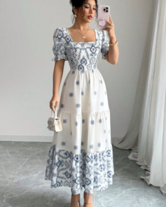 Vestido de mujer de corta manga con cuello cuadrado