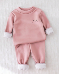 Camiseta de manga larga con cuello redondo y pantalones suaves de felpa