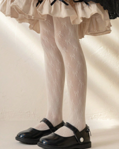 Medias con diseño calado de mariposa en beige para niñas