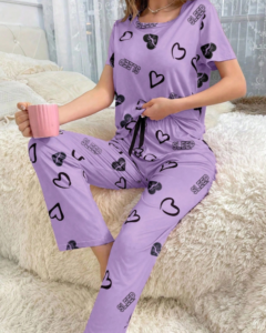 Conjunto de pijama con top de manga corta y pantalones con estampado