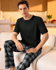 Camiseta unicolor de manga corta y pantalones a cuadros