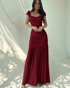 Vestido ajustado con volantes y cintura anudada de malla