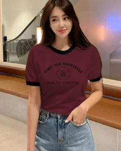 Camiseta de mujer con bloques de color y estampado de letras