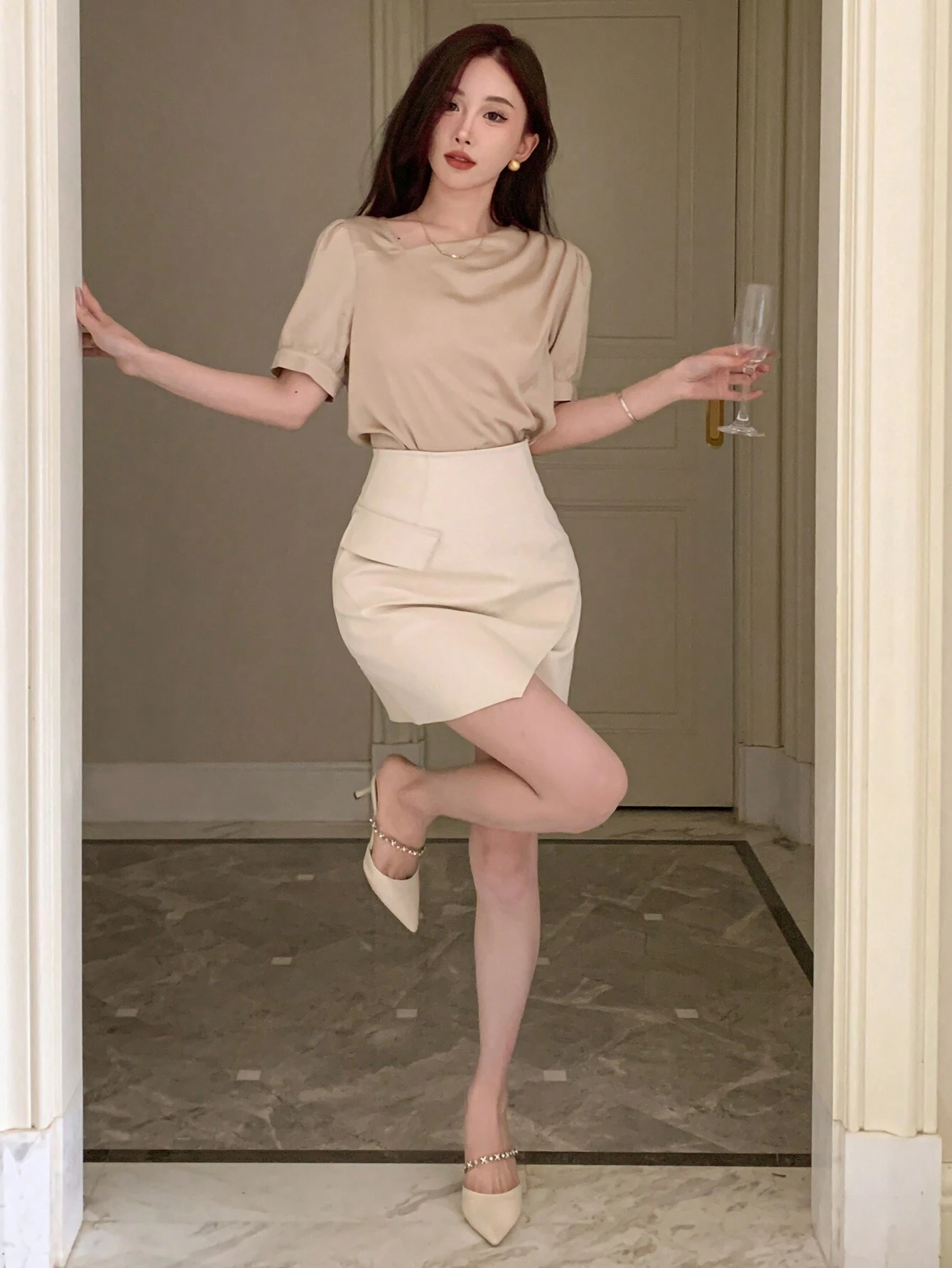 Camisa de satén para mujer con cuello asimétrico y manga abullonada plisada - Imagen 3