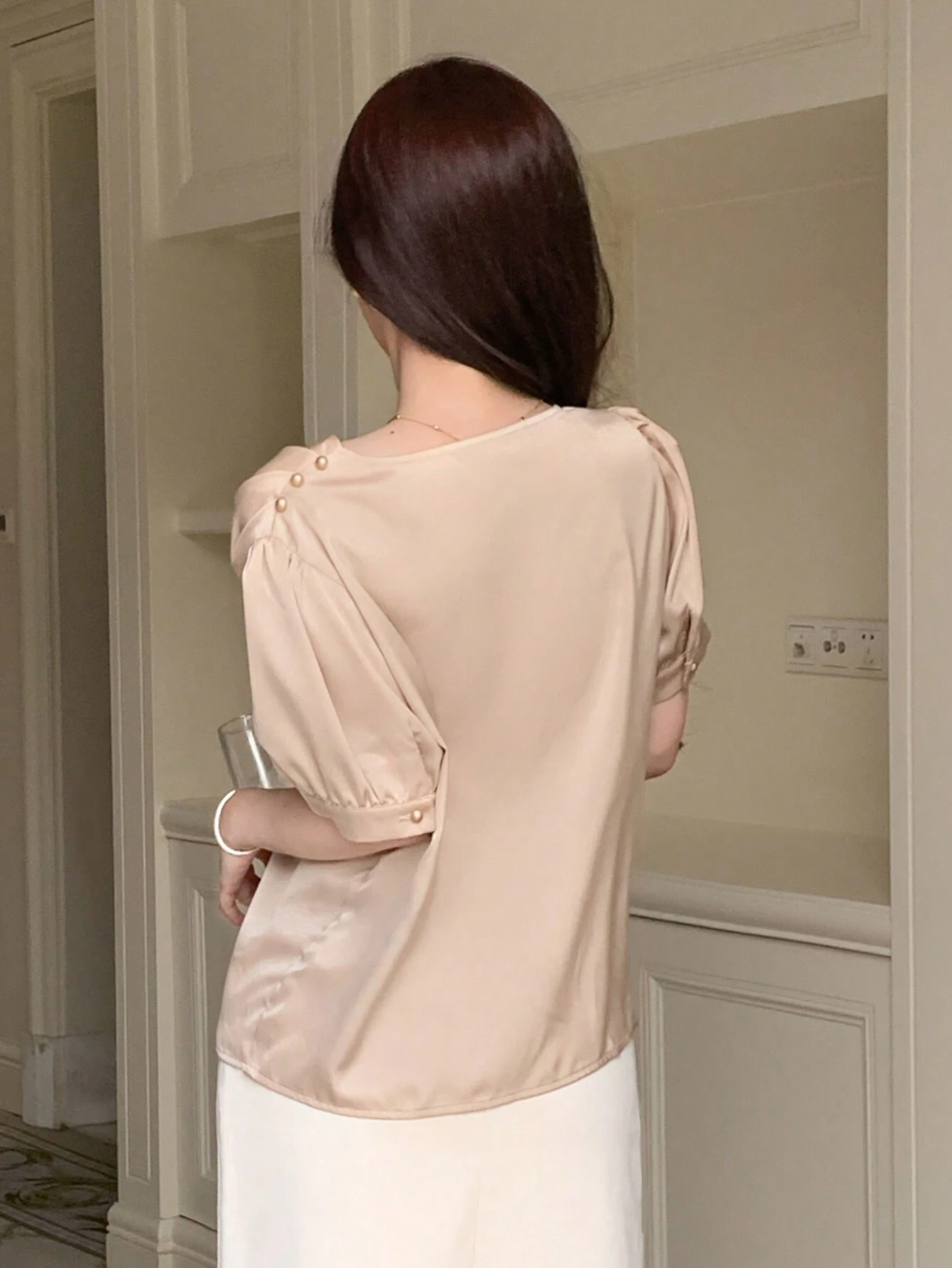 Camisa de satén para mujer con cuello asimétrico y manga abullonada plisada - Imagen 2