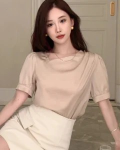 Camisa de satén para mujer con cuello asimétrico y manga abullonada plisada