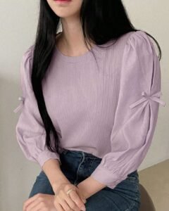 Blusa de manga larga con cuello redondo y lazo decorativo