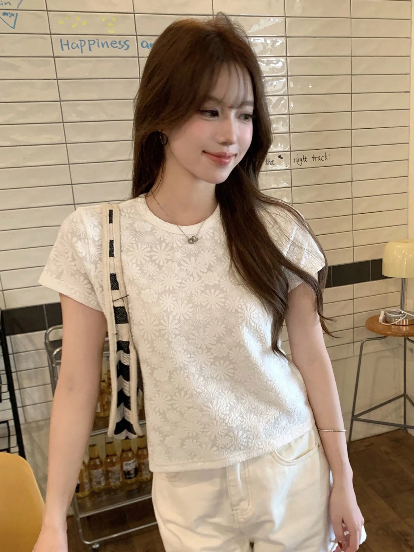 Camiseta de mujer de ajuste ligeramente holgado de tela texturizada - Imagen 3