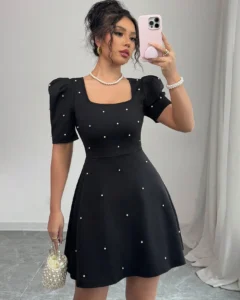 Vestido con cuello cuadrado, mangas gigot y decoración de perlas