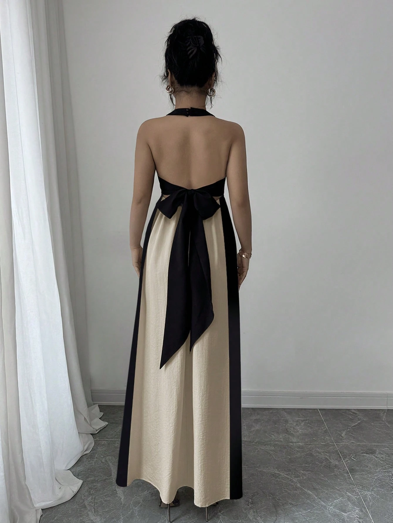 Vestido de estilo bohemio sin espalda con lazo en el cuello y falda maxi - Imagen 2