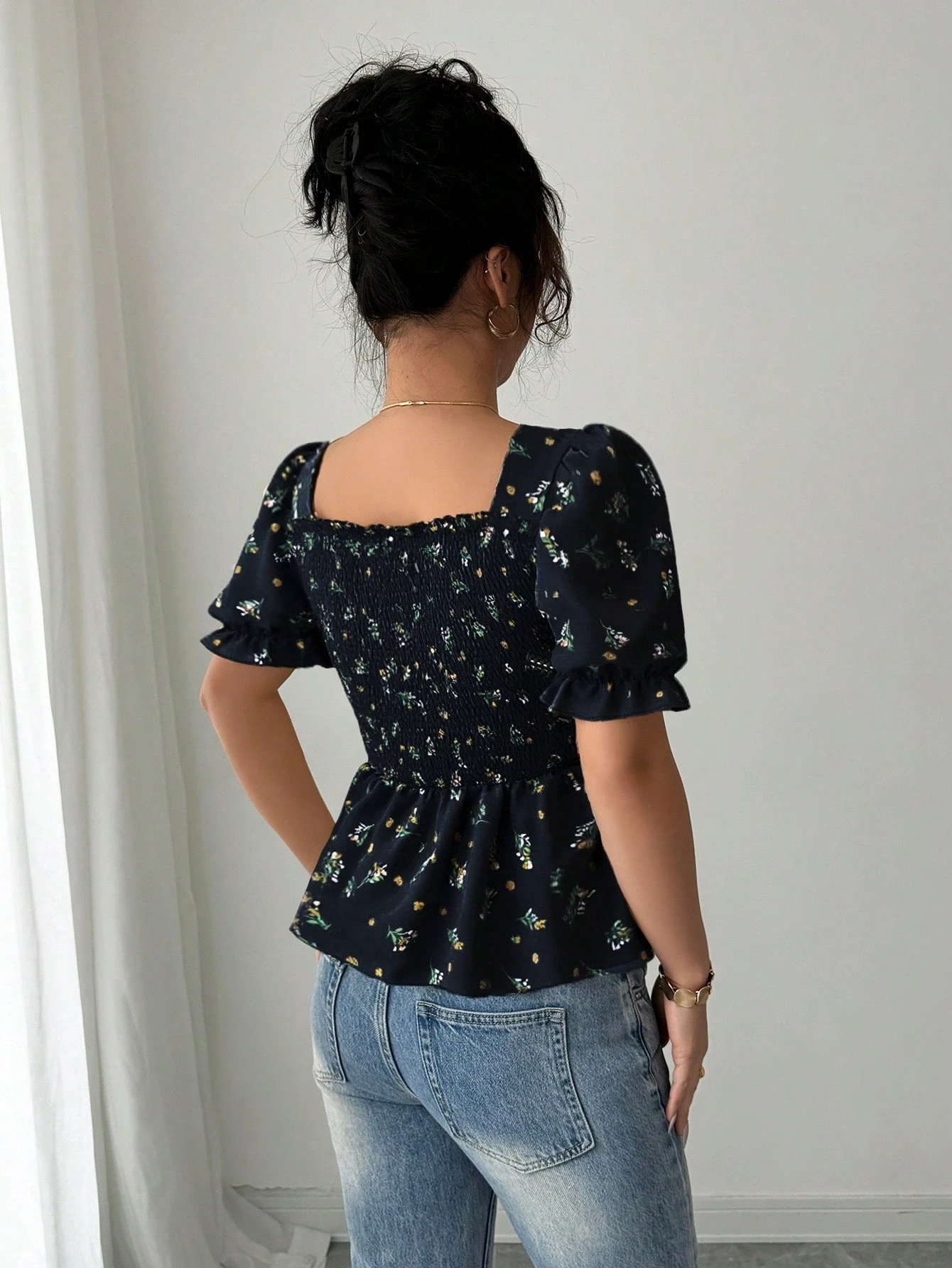 Blusa elegante con botones y ajuste delgado con estampado de flores diminutas - Imagen 2