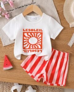 Camiseta con cuello redondo, estampado y pantalones cortos a rayas