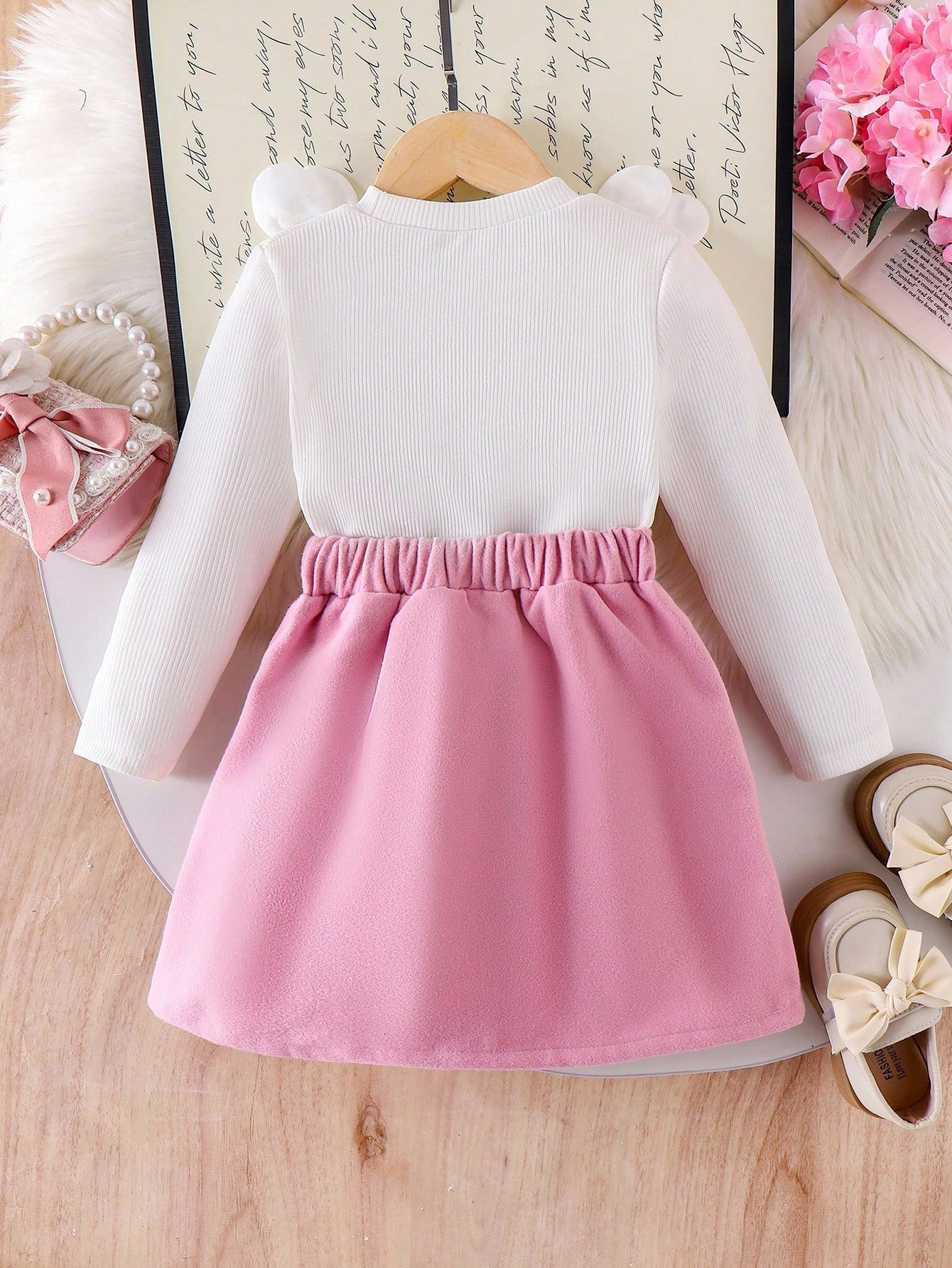 Blusa de manga larga con flor de perla 3D y falda con lazo - Imagen 2