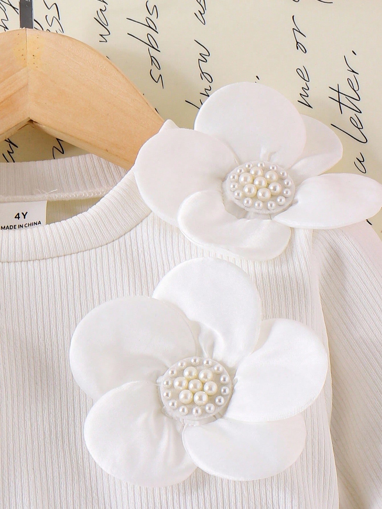Blusa de manga larga con flor de perla 3D y falda con lazo - Imagen 3
