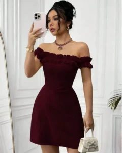 Vestido romántico con hombros descubiertos, volantes y cintura ceñida