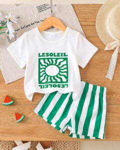 Camiseta con cuello redondo, estampado y pantalones cortos a rayas