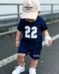Camiseta manga corta con estampado con pantalones cortos azul marino