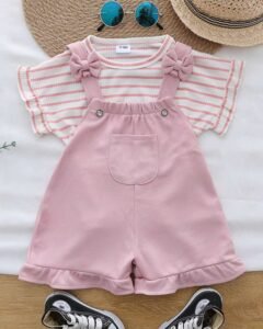 Conjunto de pantalones cortos con tirantes y top de manga corta a rayas