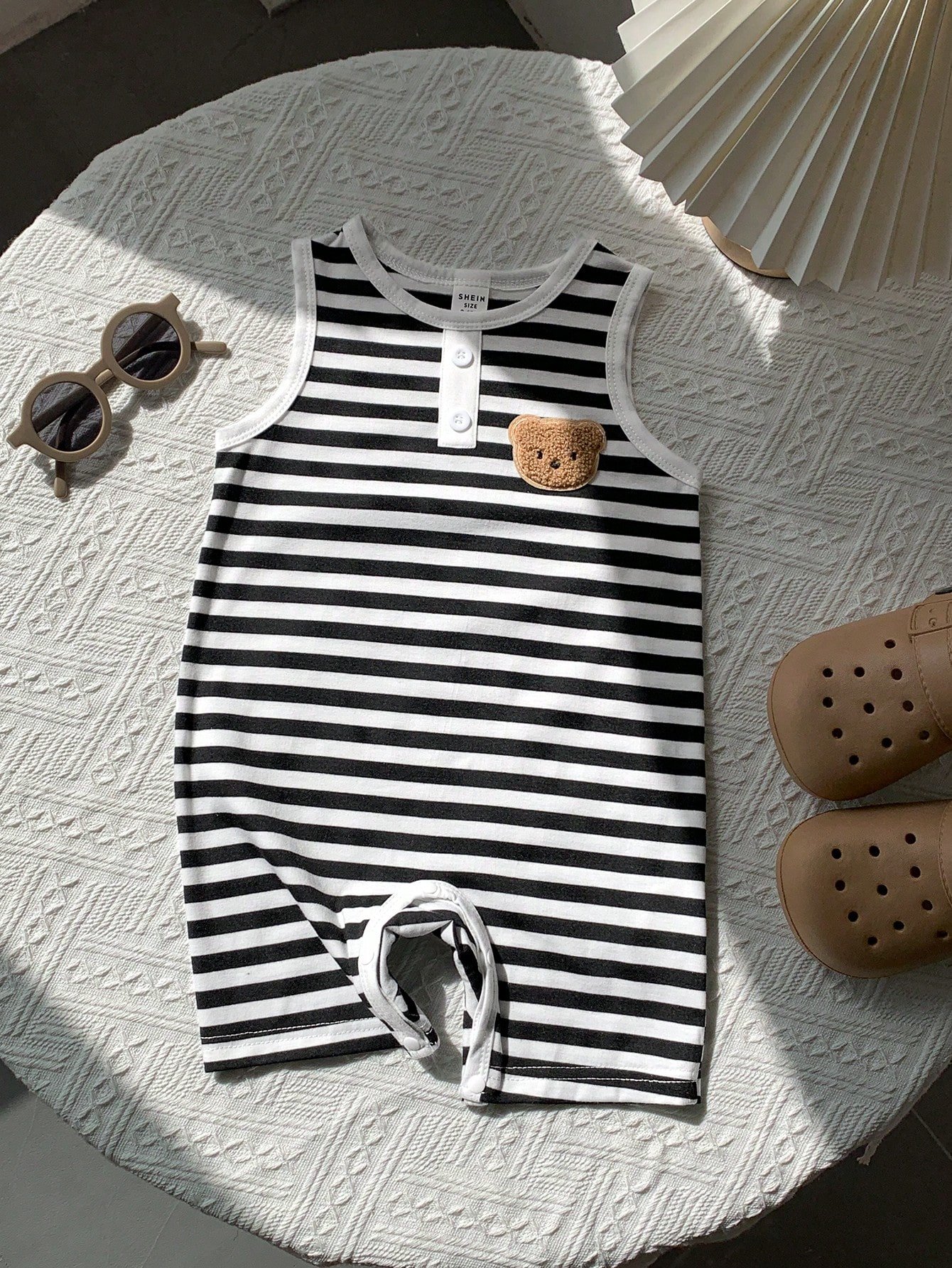 Mono de tirantes corto con estampado de oso lindo y rayas negras - Imagen 3