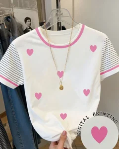 Camiseta de manga corta con estampado de corazón y rayas
