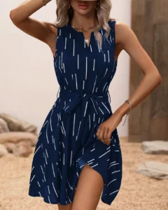 Vestido con cinturón con estampado de rayas de cuello de muesca