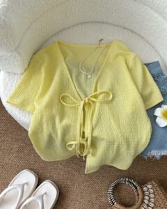 Blusa de punto con amarrado delantero de manga corta en color amarillo claro