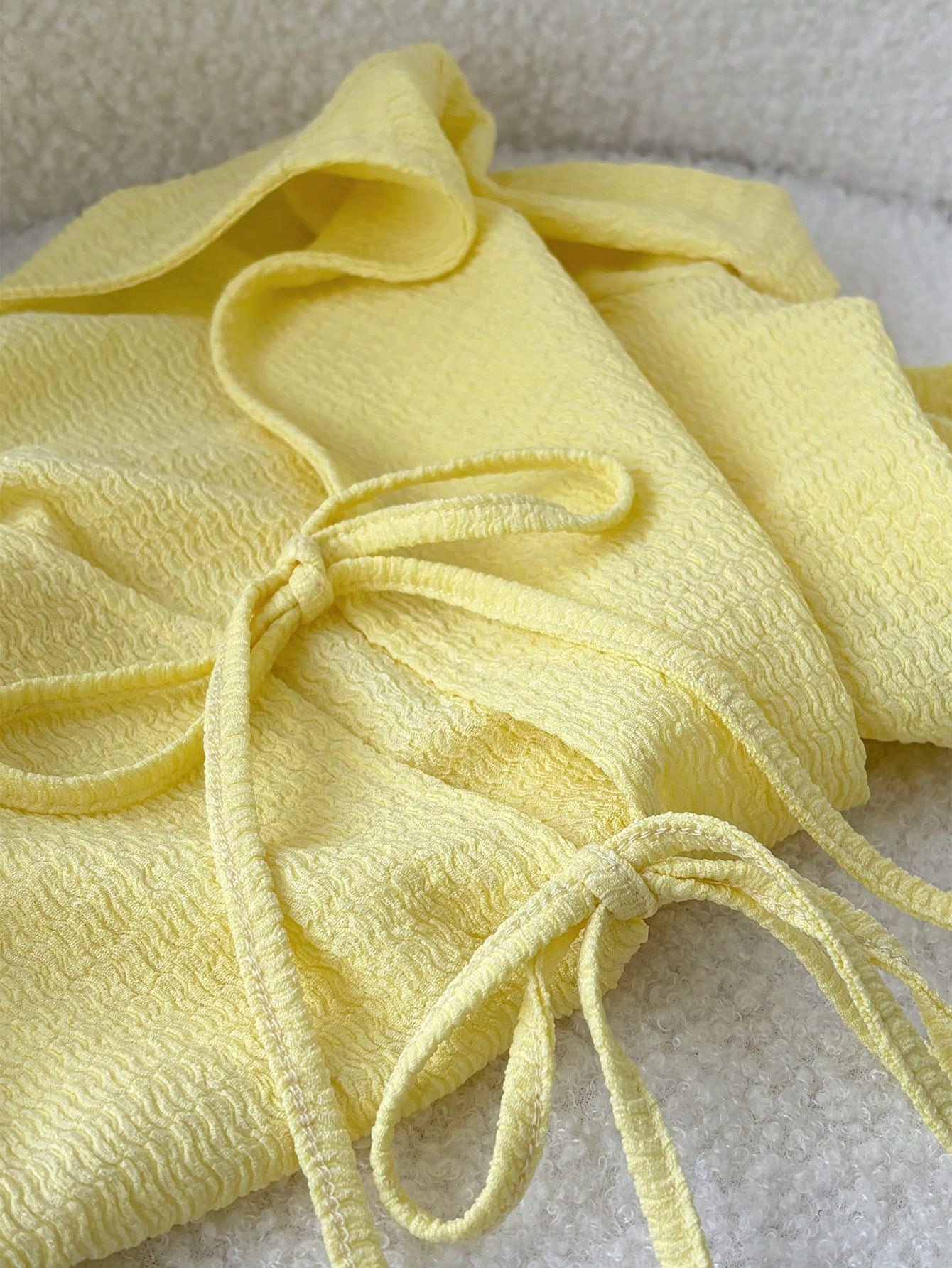 Blusa de punto con amarrado delantero de manga corta en color amarillo claro - Imagen 3