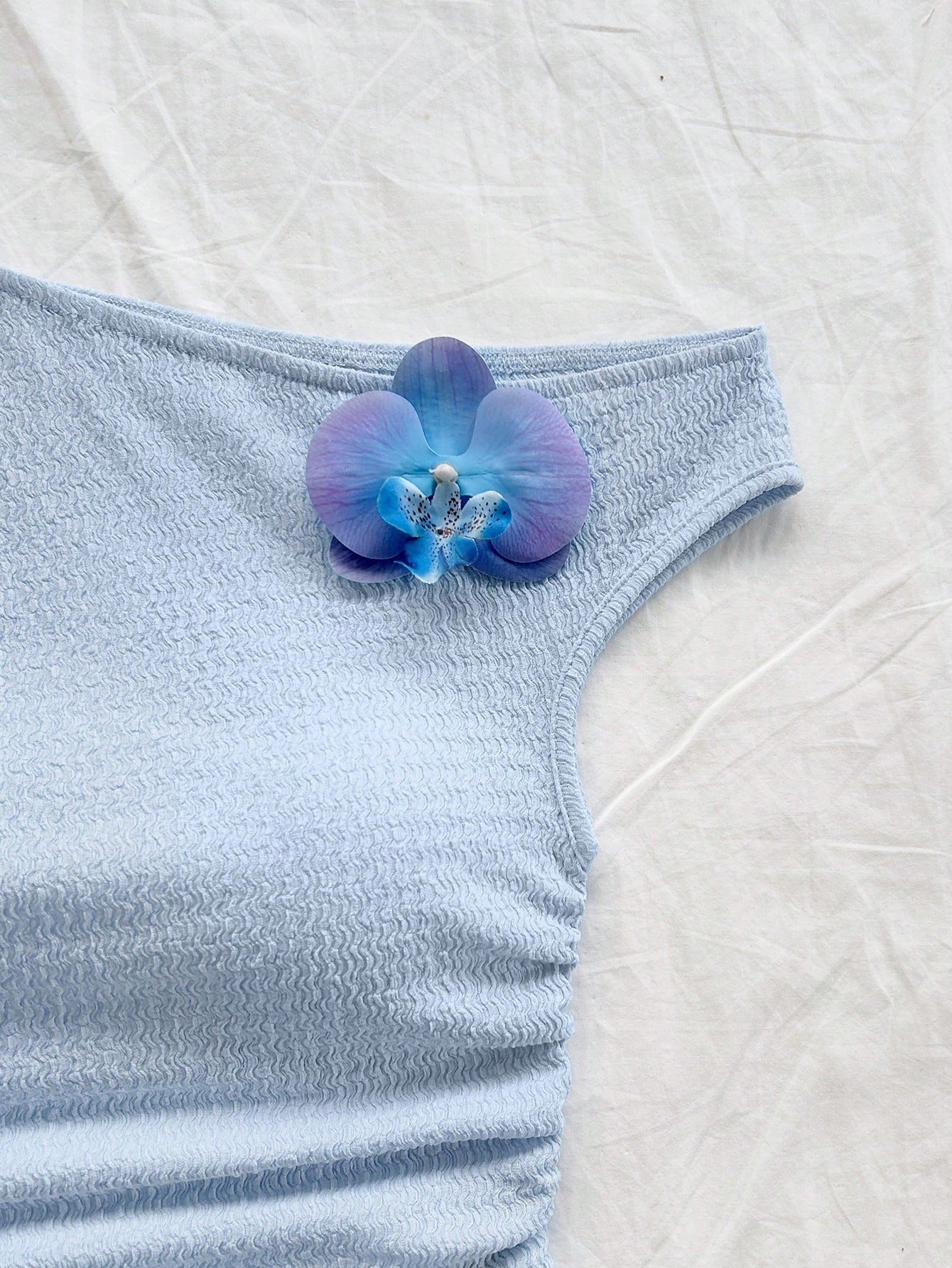 Top corto ajustado de cuello asimétrico con estampado floral 3D - Imagen 3