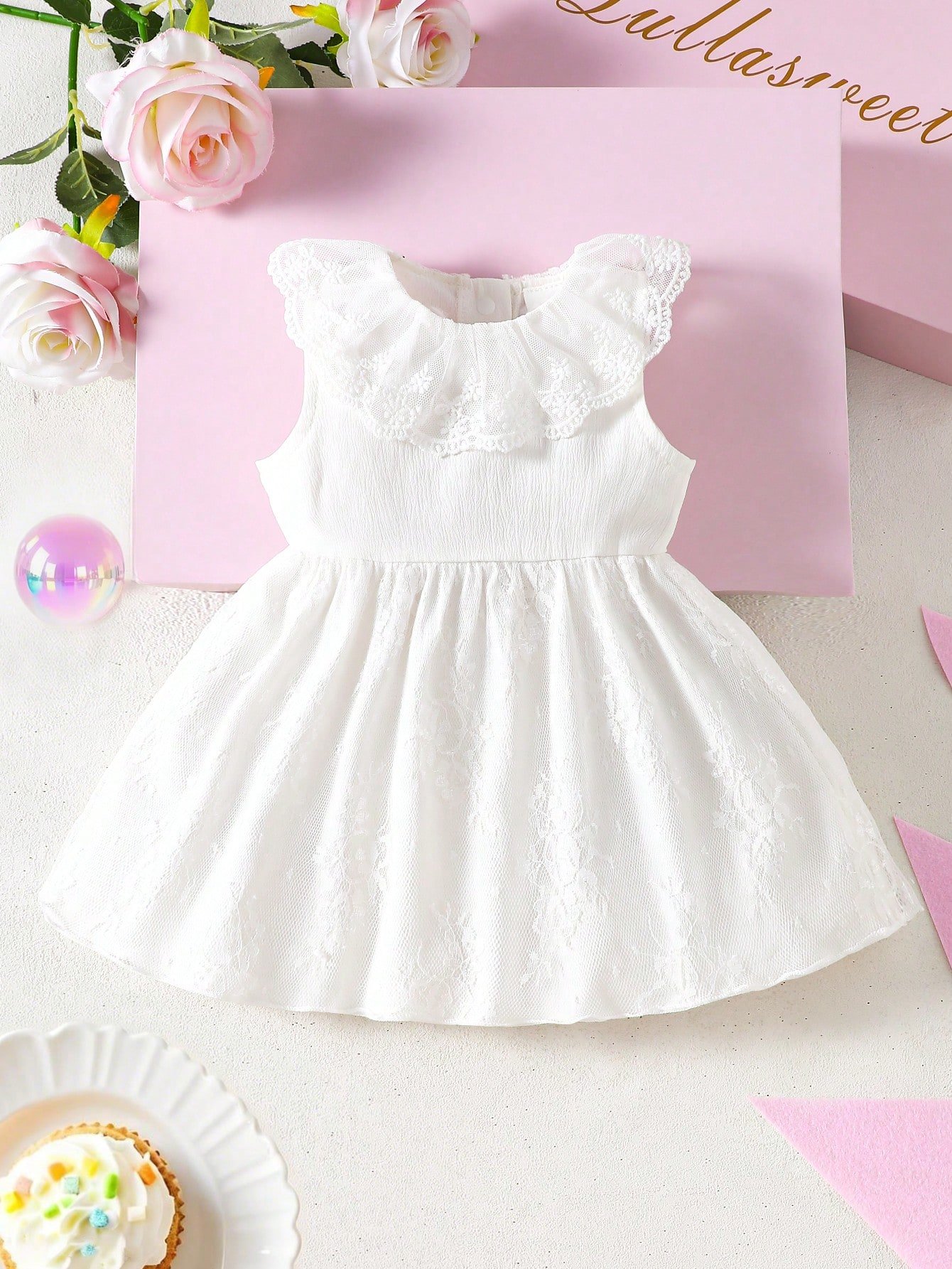 Vestido ligero de malla sin mangas con cuello de encaje