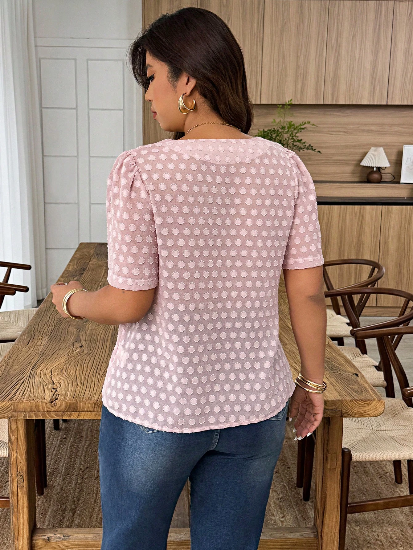 Blusa suelta de manga corta con cuello en V, botones metálicos y tela texturizada - Imagen 2