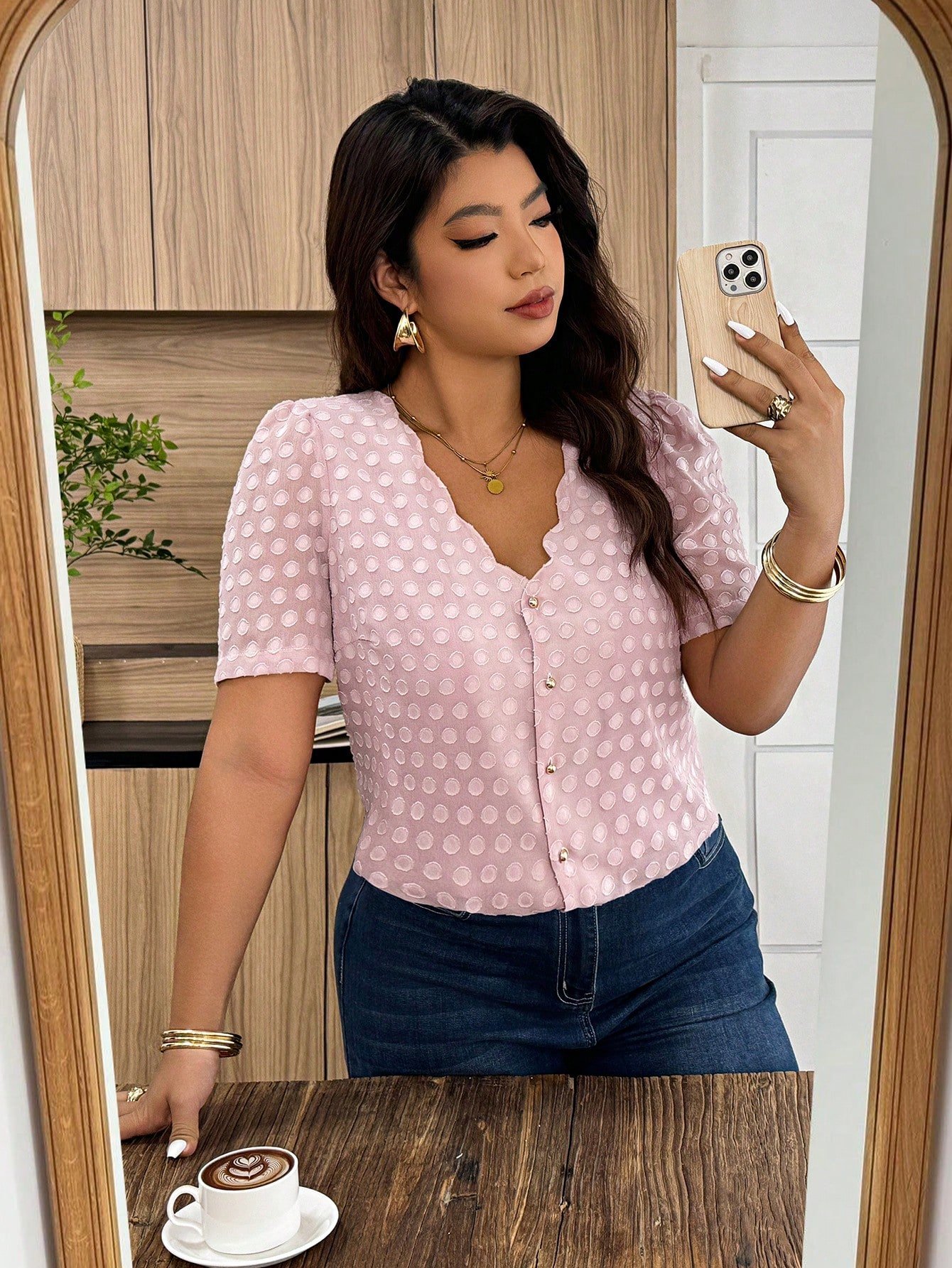 Blusa suelta de manga corta con cuello en V, botones metálicos y tela texturizada - Imagen 3