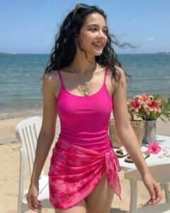 Bikini de punto de color fucsia y mono estampado con efecto tie-dye floral