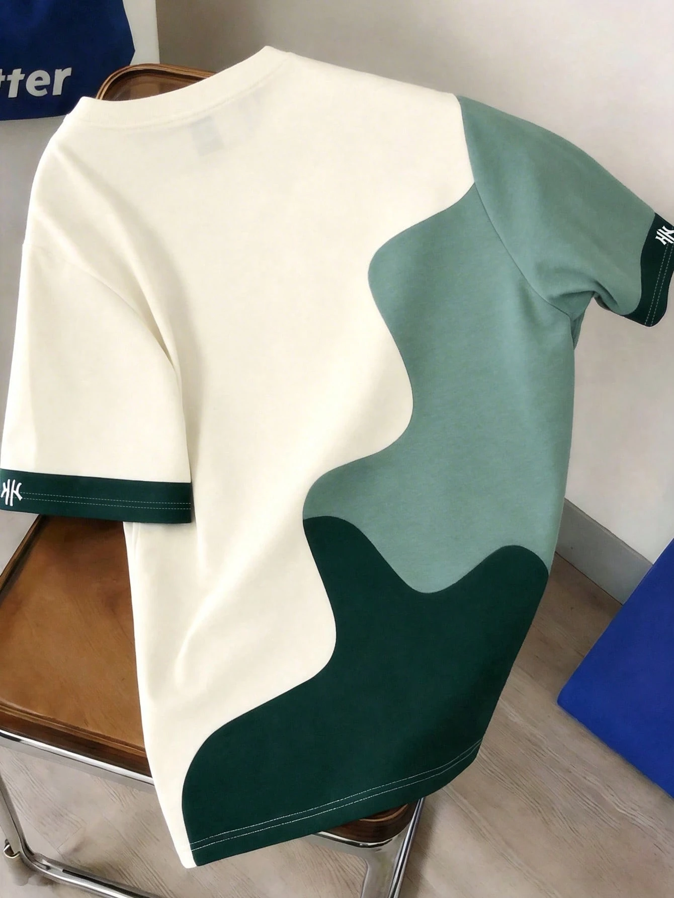 Camiseta casual de hombre con estampado de bloques de color - Imagen 2