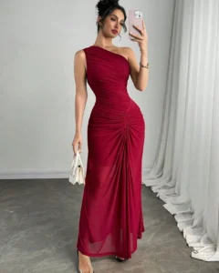 Vestido elegante de dama con falda roja plisada y malla