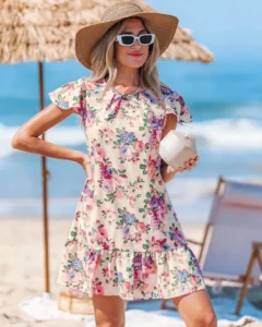 Vestido corto de verano con estampado floral romántico y volantes