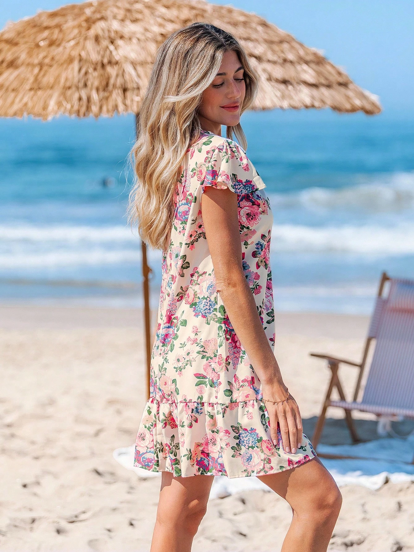 Vestido corto de verano con estampado floral romántico y volantes - Imagen 3
