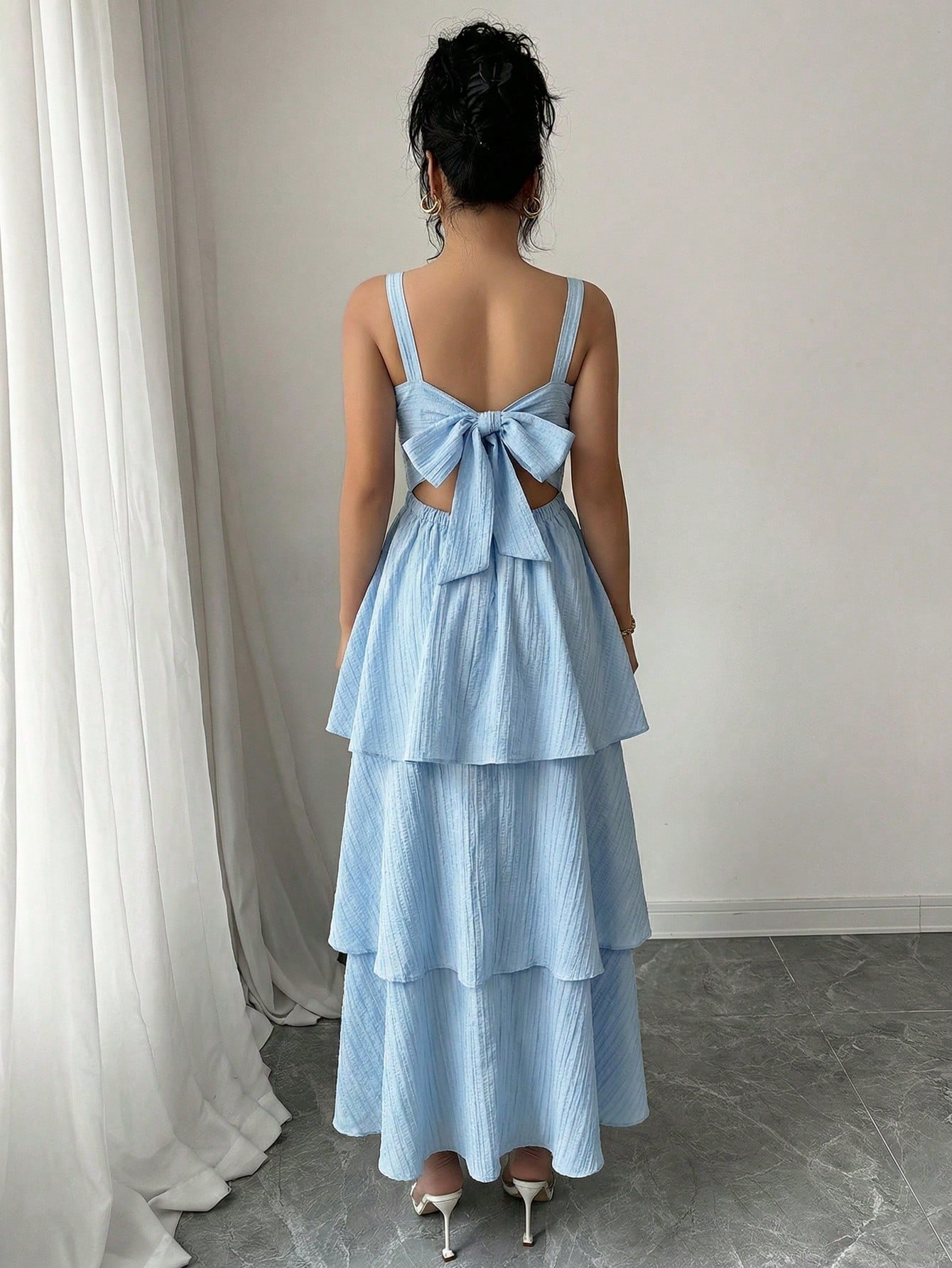 Vestido elegante sin mangas con volantes en capas - Imagen 2
