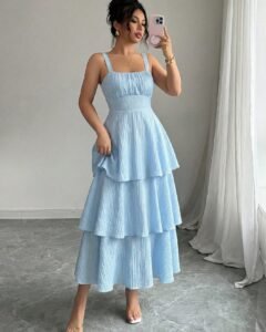 Vestido elegante sin mangas con volantes en capas