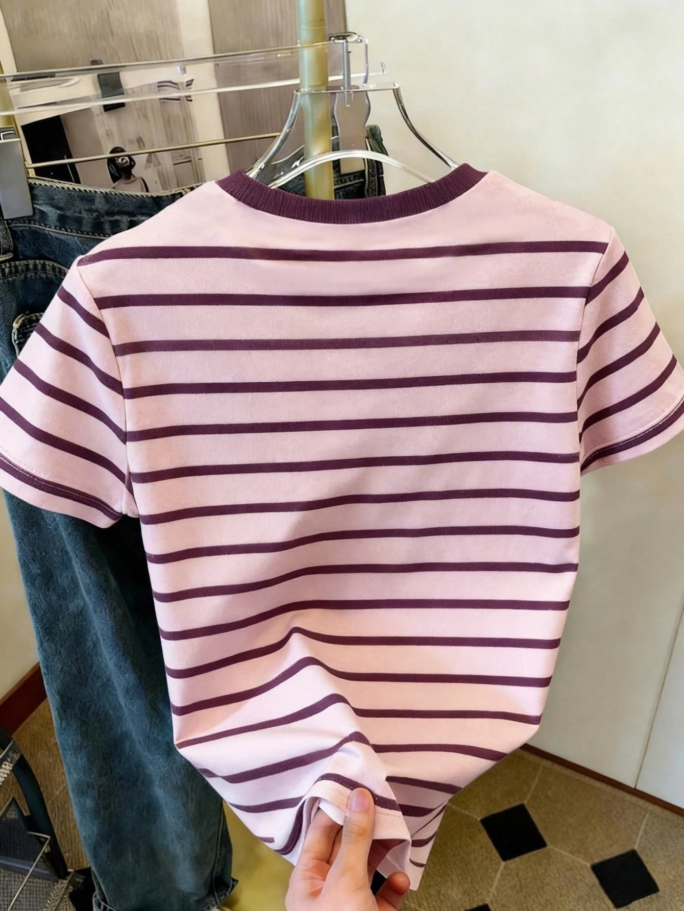 Camiseta de manga corta de cuello redondo con ribete a rayas - Imagen 2