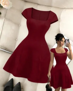Vestido de línea A con cuello cuadrado y mangas cortas