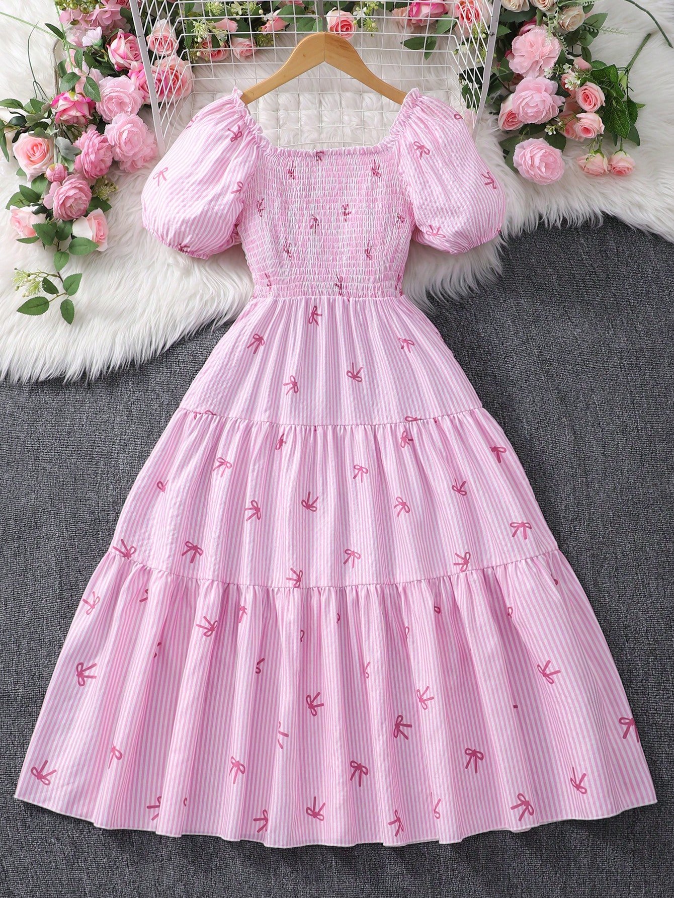 Vestido midi con cuello de lazo a rayas con mariposa rosa - Imagen 2