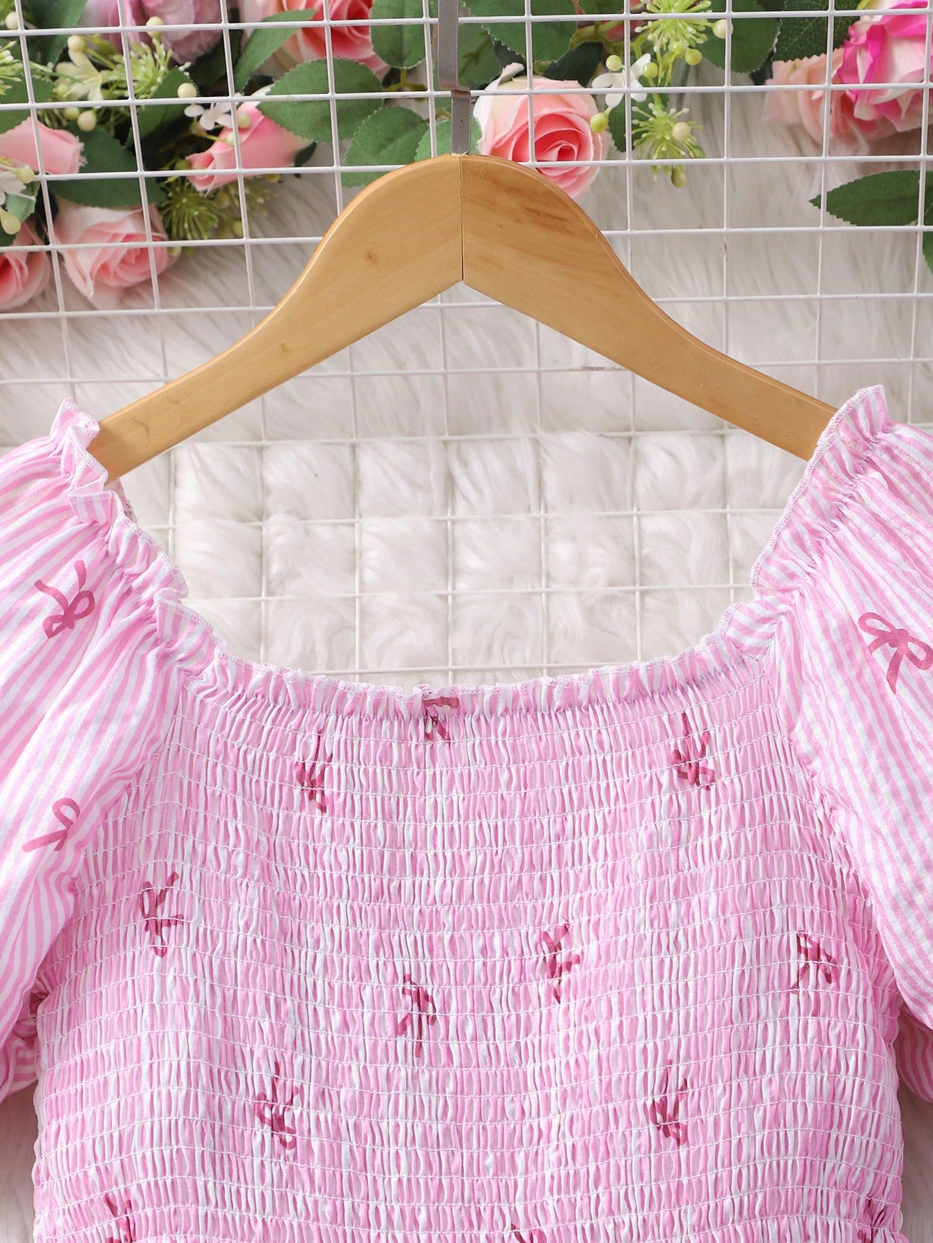 Vestido midi con cuello de lazo a rayas con mariposa rosa - Imagen 3