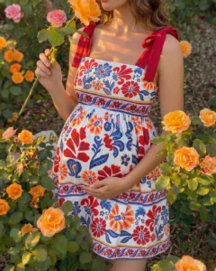 Vestido de maternidad rojo con estampado tropical romántico y tirantes