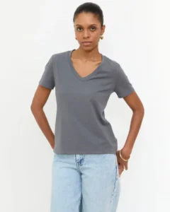 Playera manga corta cuello V gris