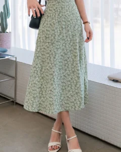 Falda con abertura y estampado floral todo sobre fondo