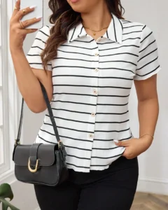 Camiseta con botones y estampado de rayas, de manga corta
