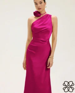 Vestido ligero de gasa con cuello asimétrico y romántico