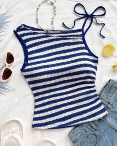 Top ajustada de punto con cuello asimétrico a rayas azules y blancas
