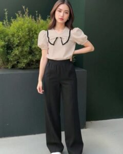 Blusa blanca con cuello elegante, combinada con pantalones acampanados