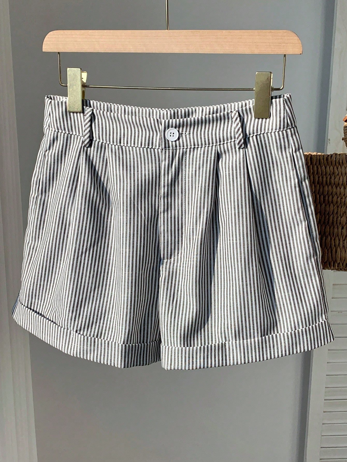 Pantalones cortos casuales de mujer con botones y rayas - Imagen 3
